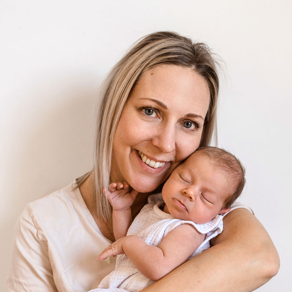 Dany W. mit Baby auf dem Arm