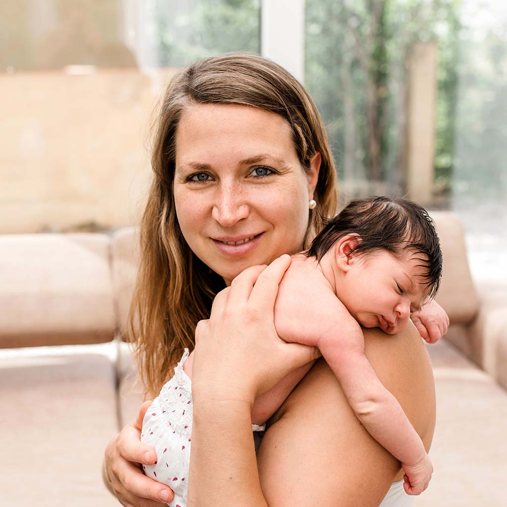 Anne W. mit Baby auf dem Arm