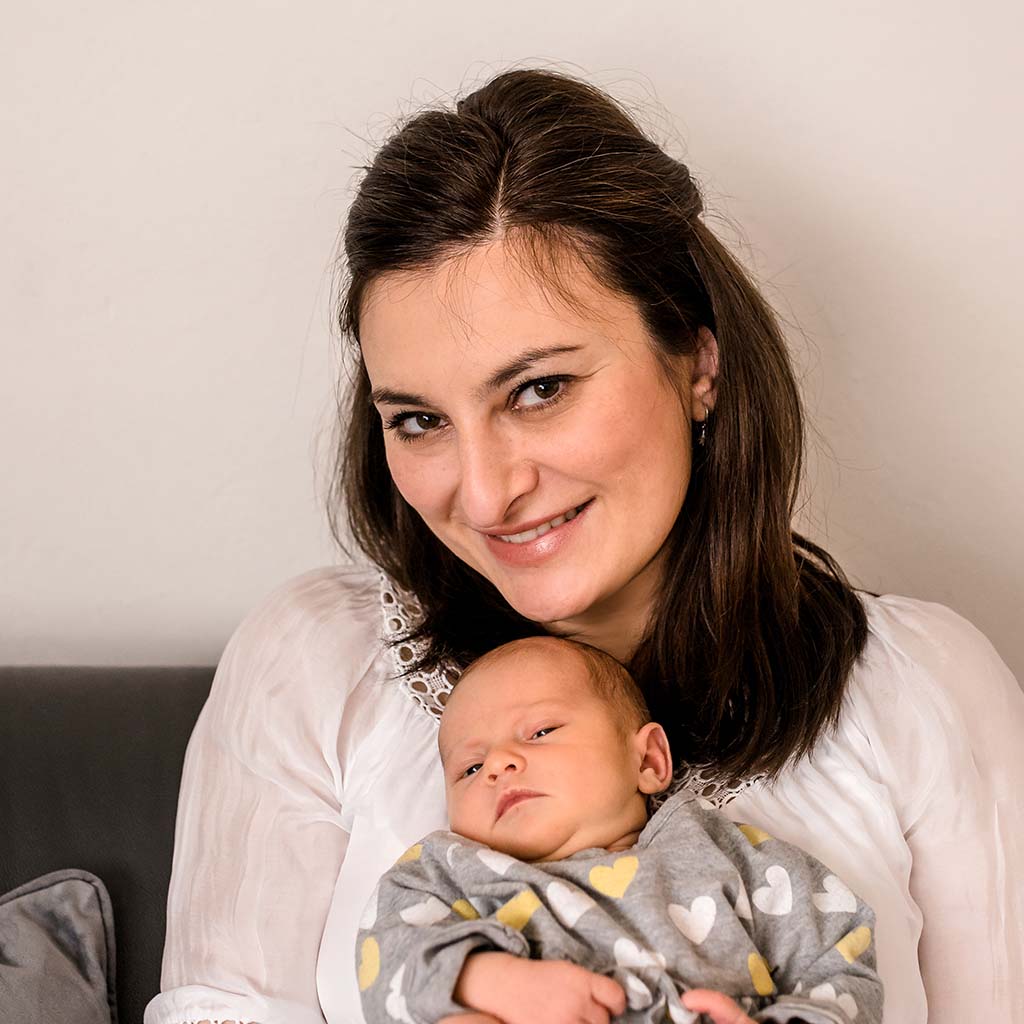 Delia L. mit Baby auf dem Arm